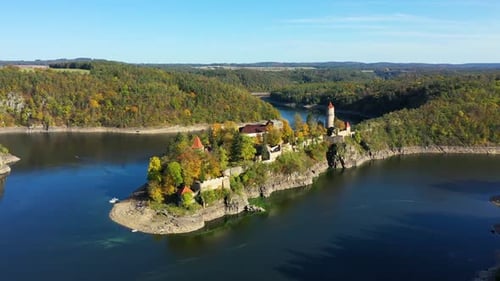 Вид с воздуха на замок Звиков, Чехия. Замок Звиков на слиянии рек Влтавы и
Отавы,