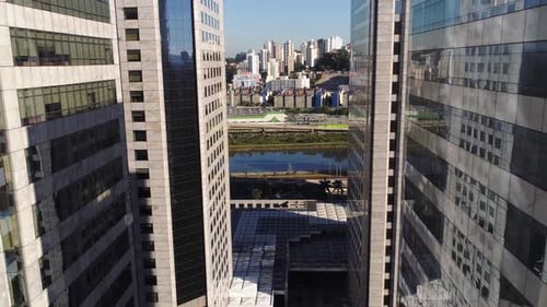 Vista aérea da Marginal Pinheiros entre os dois edifícios