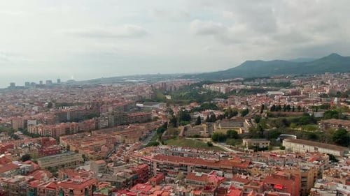 Vue aérienne dynamique de la petite ville de Rocafonda en Espagne