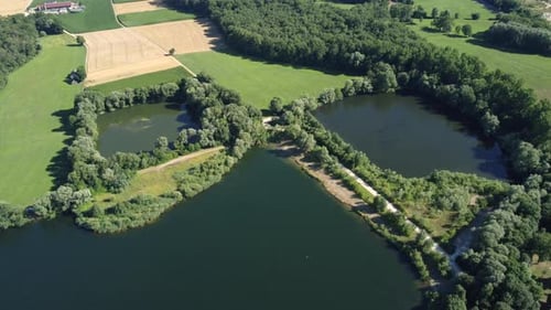 Drohnenaufnahme von drei Teichen