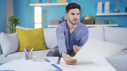Der Innenarchitekt zeichnet ein Projekt zu Hause.