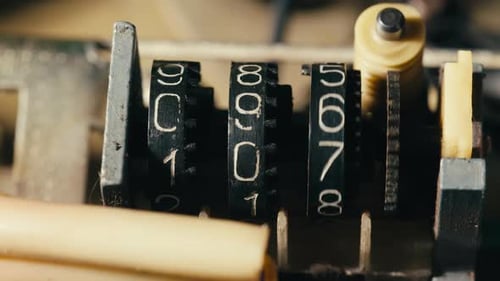 Contador mecánico negro sobre reproductor de música con cinta magnética El medidor mecánico negro tiene desde cero