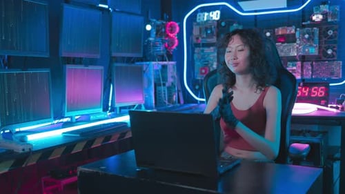 Femmes hackeuses masquées exécutant de l'espionnage numérique