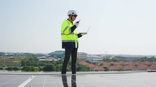 Professionelle Ingenieurarbeiten zur Wartung der Photovoltaikpanelanlage.