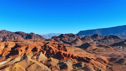 Leblose braune nackte Felsen, die von der hellen Sonne beleuchtet werden. Drohnenaufnahmen über der trockenen Felsenlandschaft