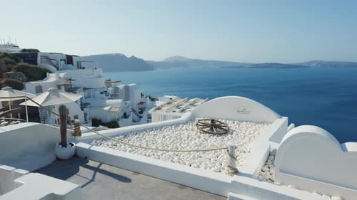 Una vieja rueda de carro de madera en un techo en Oia, Santorini, Grecia