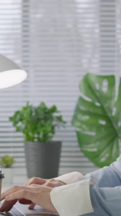 Un professionnel concentré travaillant assidûment à un bureau lumineux et joyeux entouré de magnifiques