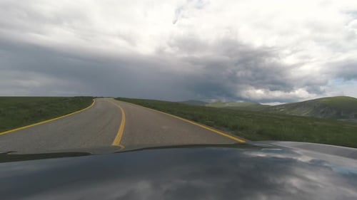Mit dem Auto: Die majestätische Transalpina-Bergstraße in Rumänien mit einem schwarzen Sportwagen