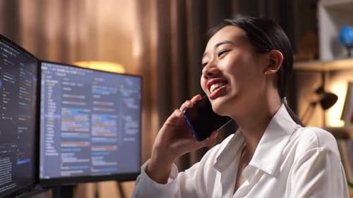 Gros plan d'un programmeur parlant sur un smartphone lors de la création d'une Appli de développement d'un ingénieur logiciel