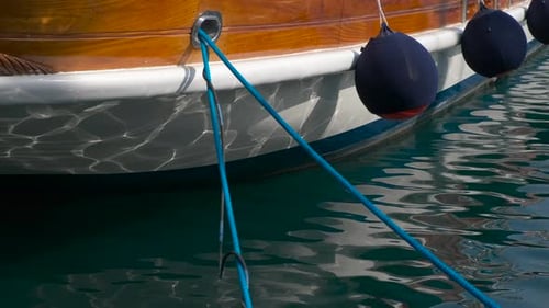 Schiffsseite aus Holz im Wasser