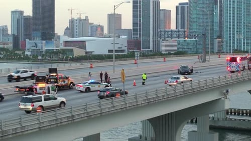 Vista aérea del personal y los vehículos de los servicios de emergencia que respondieron al lugar del accidente en American