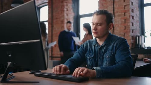 Männlicher Ingenieur, der im Büro mit dem Computer arbeitet Porträt eines Technikspezialisten am Arbeitsplatz
