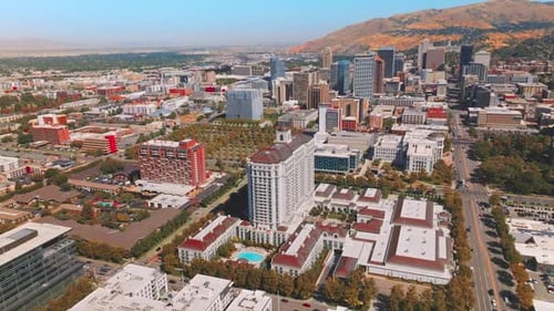 Elevando-se acima do maravilhoso panorama urbano ensolarado de Salt Lake City, Utah, EUA.