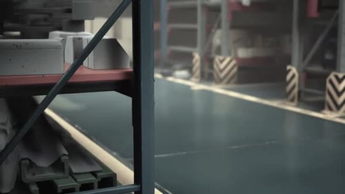 Cinta transportadora en un almacén grande