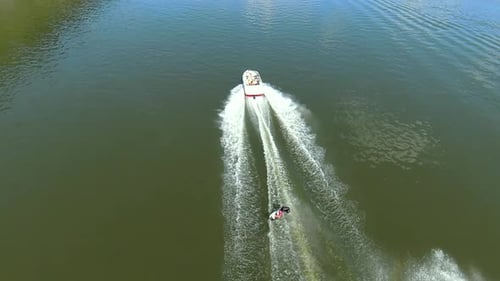 Mann wacht beim Surfen auf dem Fluss auf. Extrem sommerliche Wassersportluftaufnahme
.