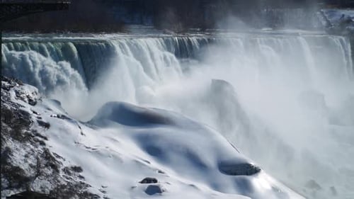 Verfolgung von Wasserfallnebel, der sich durch Felsen bewegt, American Falls (Zeitlupe)