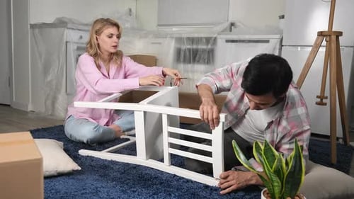 Rénovation de chaises : famille emménageant dans une nouvelle maison, assemblage de couples