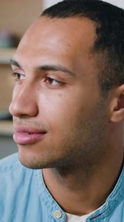 Portrait d'un jeune homme confiant et charismatique, debout dans une cuisine moderne, seul, regardant la caméra