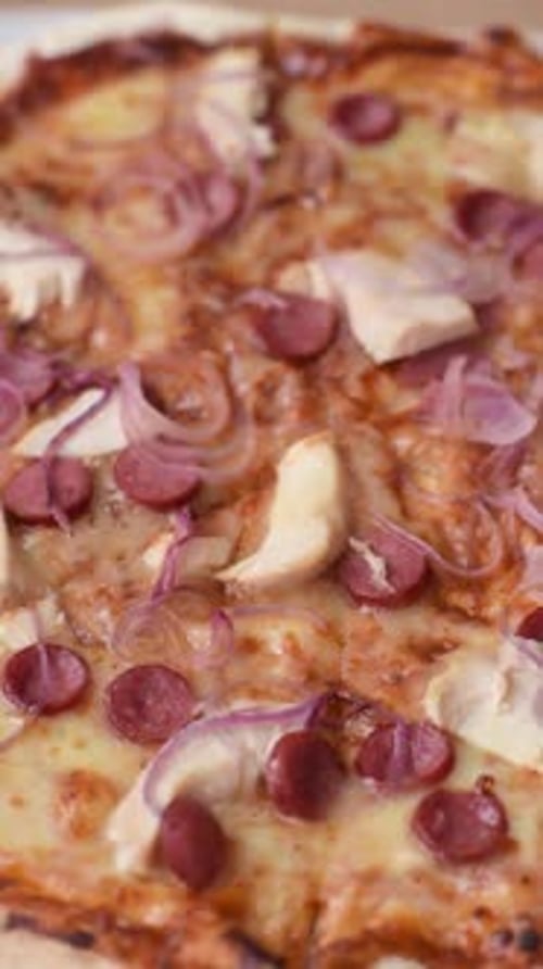 Pizza italiana con salchichas, pollo y queso para cenar. Pizza de salchichas