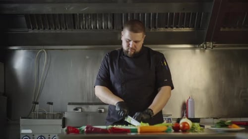Chef professionnel coupant du céleri dans la cuisine d'un restaurant