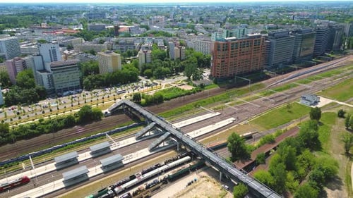 Luftbahnhof. Internationale und inländische Züge kommen von hier an und ab.
Zug