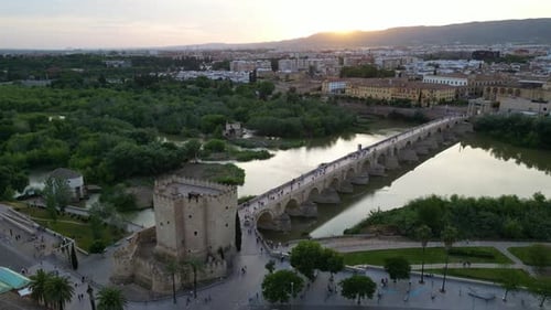 Foto aérea da Puente Romano (ponte romana) em Córdoba, Andaluzia, Espanha