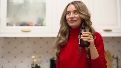 Femme buvant du thé kombucha sain à la maison