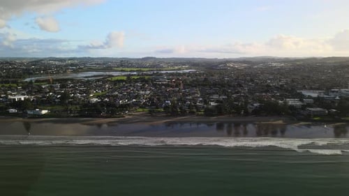 Extendiendo la puesta de sol en la playa de Orewa, Nueva Zelanda