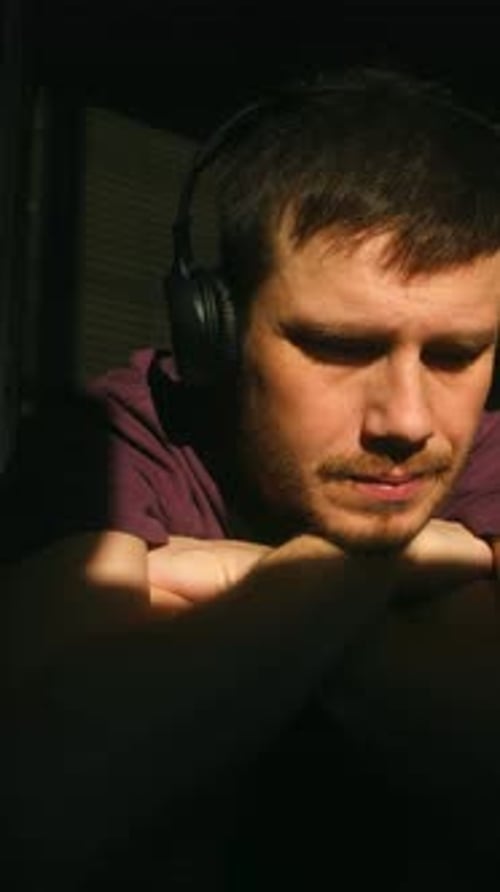 L'homme regarde paisiblement au soleil Portrait du calme sous une douce lumière dorée