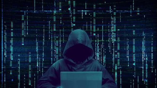 Anonymer Hacker im Hoodie. Tippen auf einem Laptop. Blauer digitaler Matrix-Code-Regen.