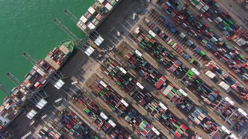 Großes Containerschiff, das im Handelshafen von Hongkong angedockt ist, Luftbild von oben nach unten, einschließlich Stacks of S