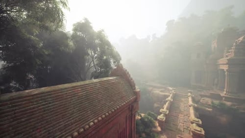 Les ruines d'un ancien temple enveloppées dans le brouillard matinal de la jungle vietnamienne