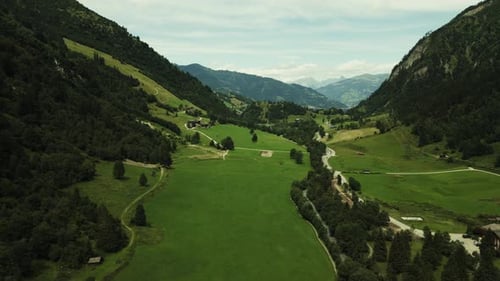 Vue aérienne de la vallée verdoyante de Kaprun, en Autriche.