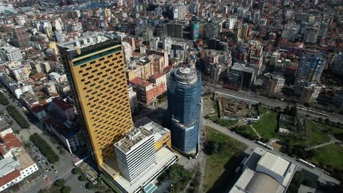 El horizonte de Tirana: imponentes estructuras en el corazón de la capital de Albania, con barrios suburbanos