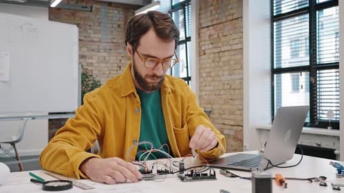 Une jeune start-up connecte un prototype d'appareil à l'électricité