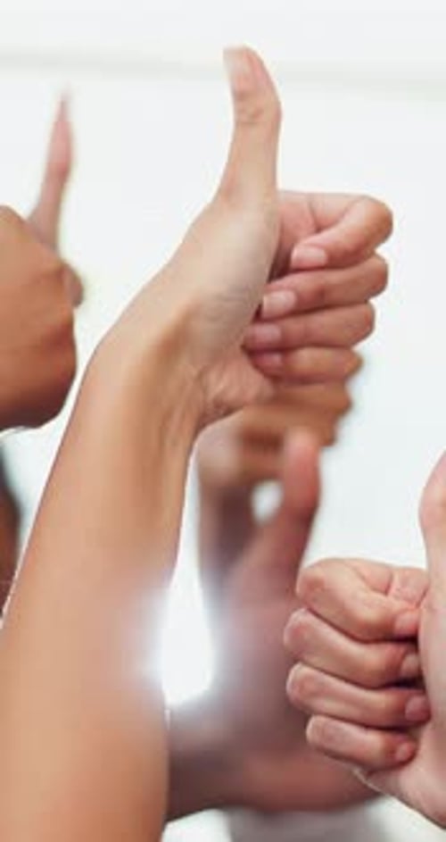Daumen hoch, Hände und Geschäftsleute im Amt für Teamwork, Einigkeit oder Zufriedenheit mit Emoji