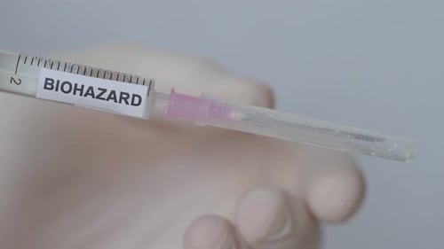 Coronavirus-Impfstoff in einer Biohazard-Spritze — Medizinisches Konzept 2020 — Nahaufnahme