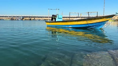 sozinho, um único barco flutua na água, praia à beira-mar, o porto, paisagem costeira, marinheiro andando de barco em t
