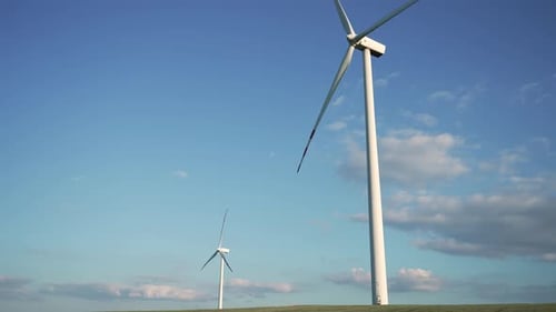 Stromerzeugung mit Windgenerator, Windturbine auf dem Land, die sich auf einem ländlichen Bauernhof dreht