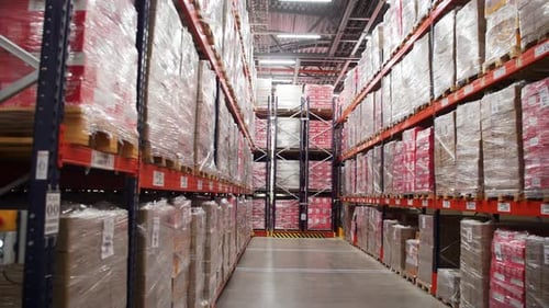 Couloir de stockage avec des boîtes emballées sans fin de marchandises Concept créatif de ventes mondiales
