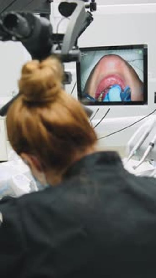 Die Zahnklinik konzentriert sich auf die Behandlung von Patienten während der oralen Untersuchung in einer modernen Einrichtung mit fortschrittlichen
