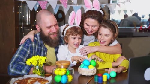 Ostertradition für eine glückliche Familie
