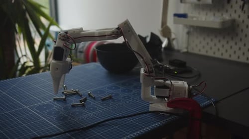 Assemblage du bras robotique sur un établi
