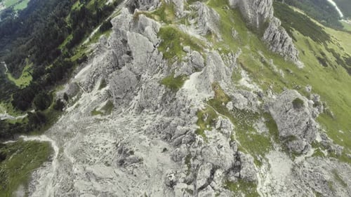 Vista aérea de las montañas alpinas 11er (Stubai, Austria). Formaciones de piedra con césped y un hiki