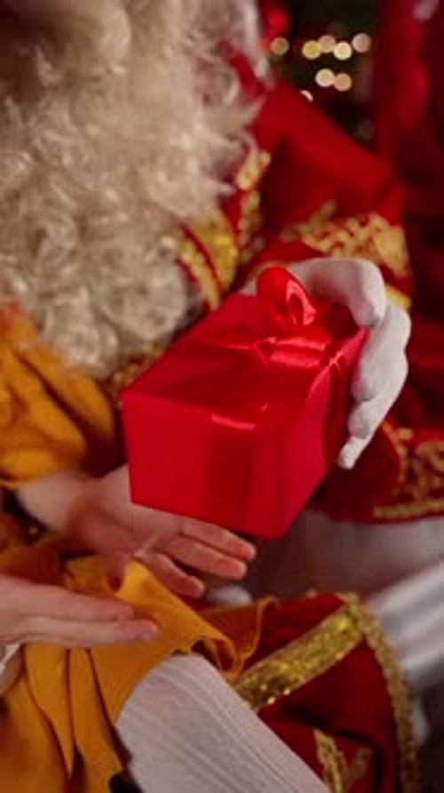 Papá Noel regala a un niño pequeño Concepto de regalo de Navidad