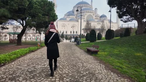 Spaziergang in Zeitlupe zur Camlica-Moschee in Istanbul