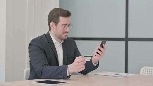 Geschäftsmann kauft online mit Telefon, Bankwesen
