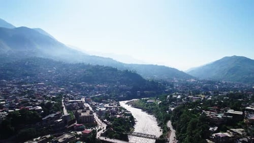 La
ville de Muzaffarabad est nichée le long de la rivière Neelum, entourée de montagnes. Muzaffarabad
, Pakistan