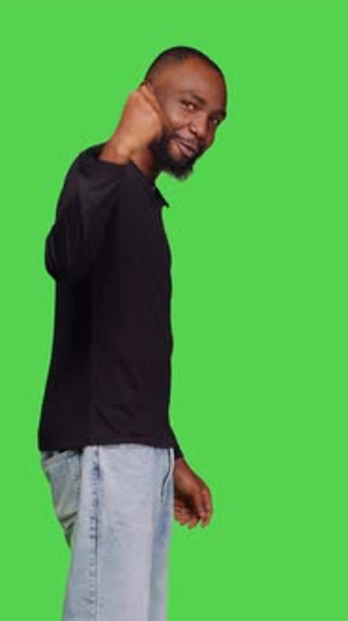 Vue latérale d'une vidéo verticale d'une personne afro-américaine faisant du Come Over Symbol