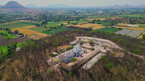 Vue par drone de Shree Vindhyavaasini Devi Mandir Sansthan à Dindori Nashik par une belle journée ensoleillée